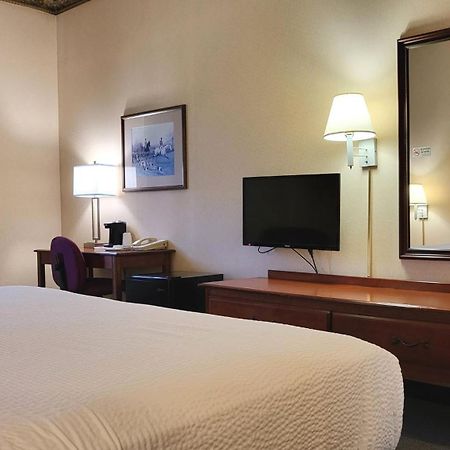 Magnuson Hotel West Liberty Екстер'єр фото
