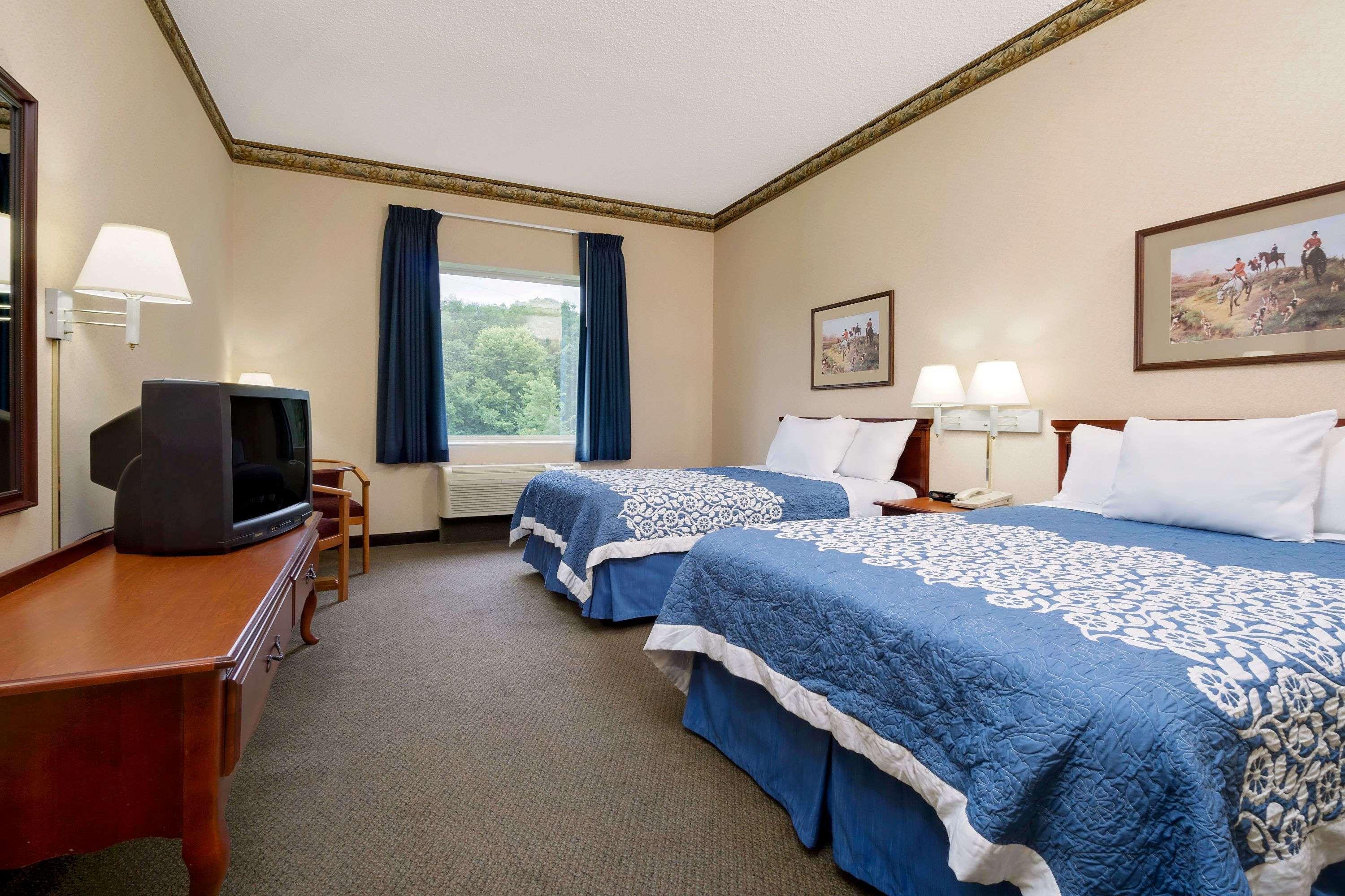 Magnuson Hotel West Liberty Екстер'єр фото