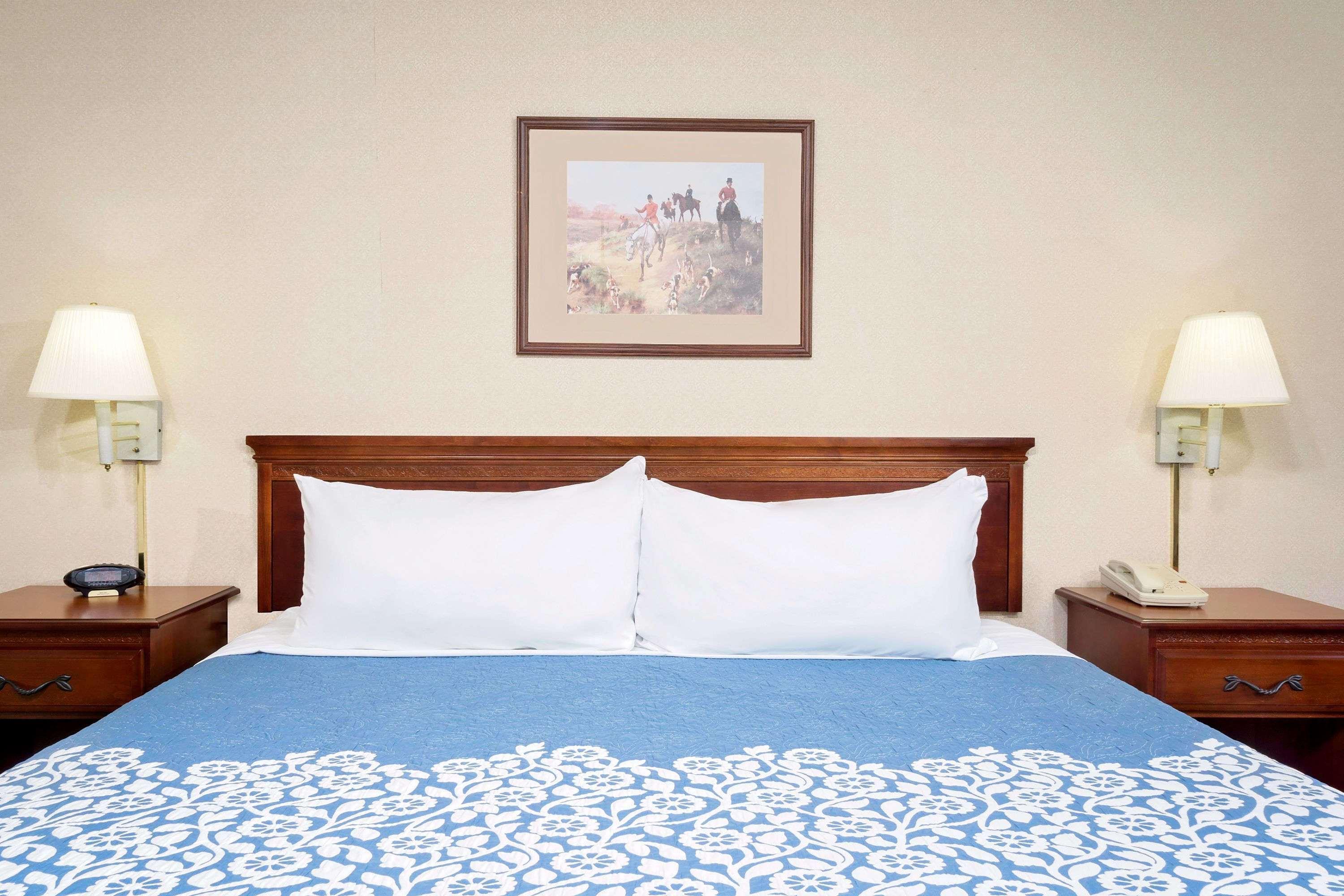 Magnuson Hotel West Liberty Екстер'єр фото