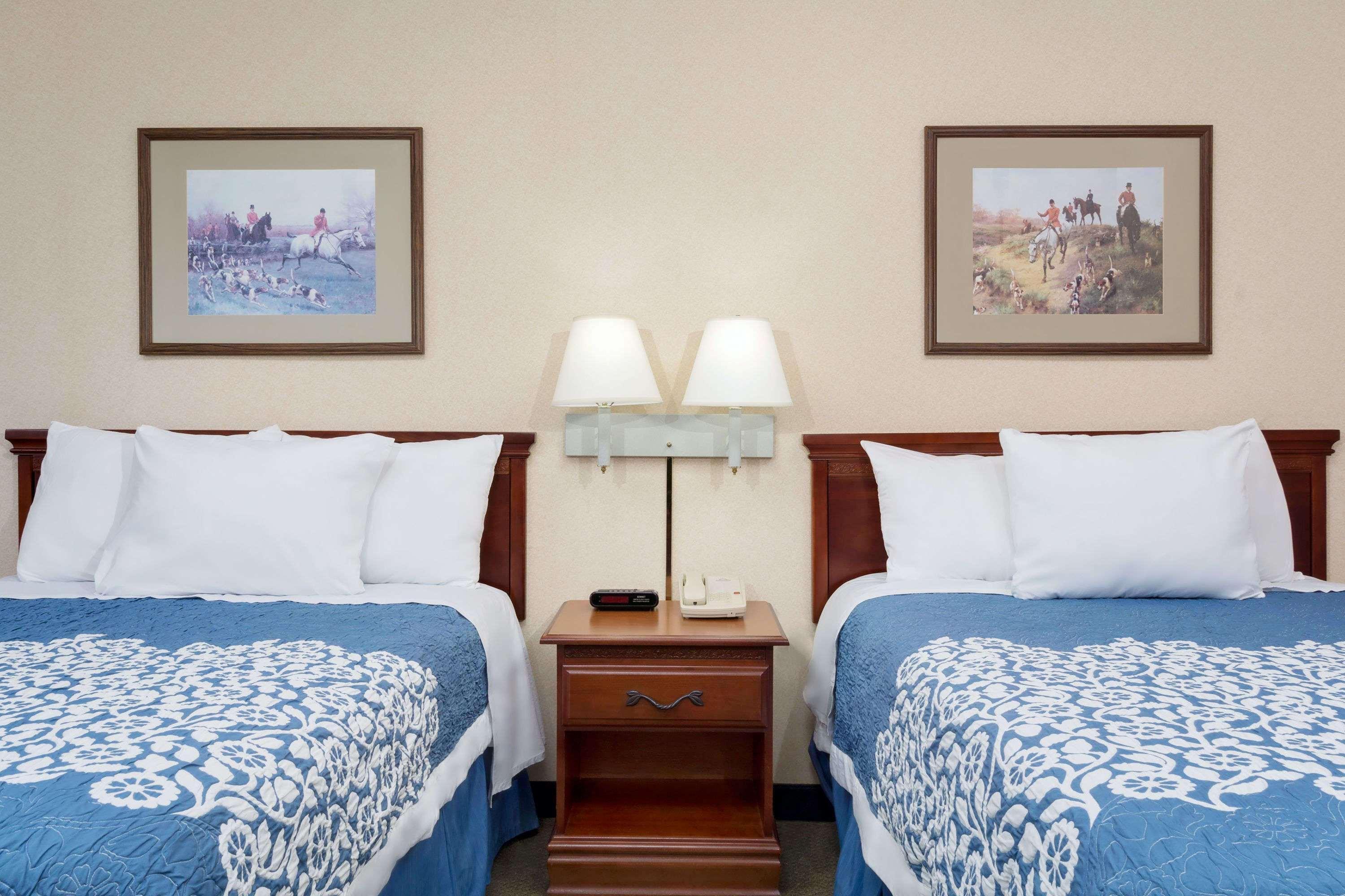 Magnuson Hotel West Liberty Екстер'єр фото