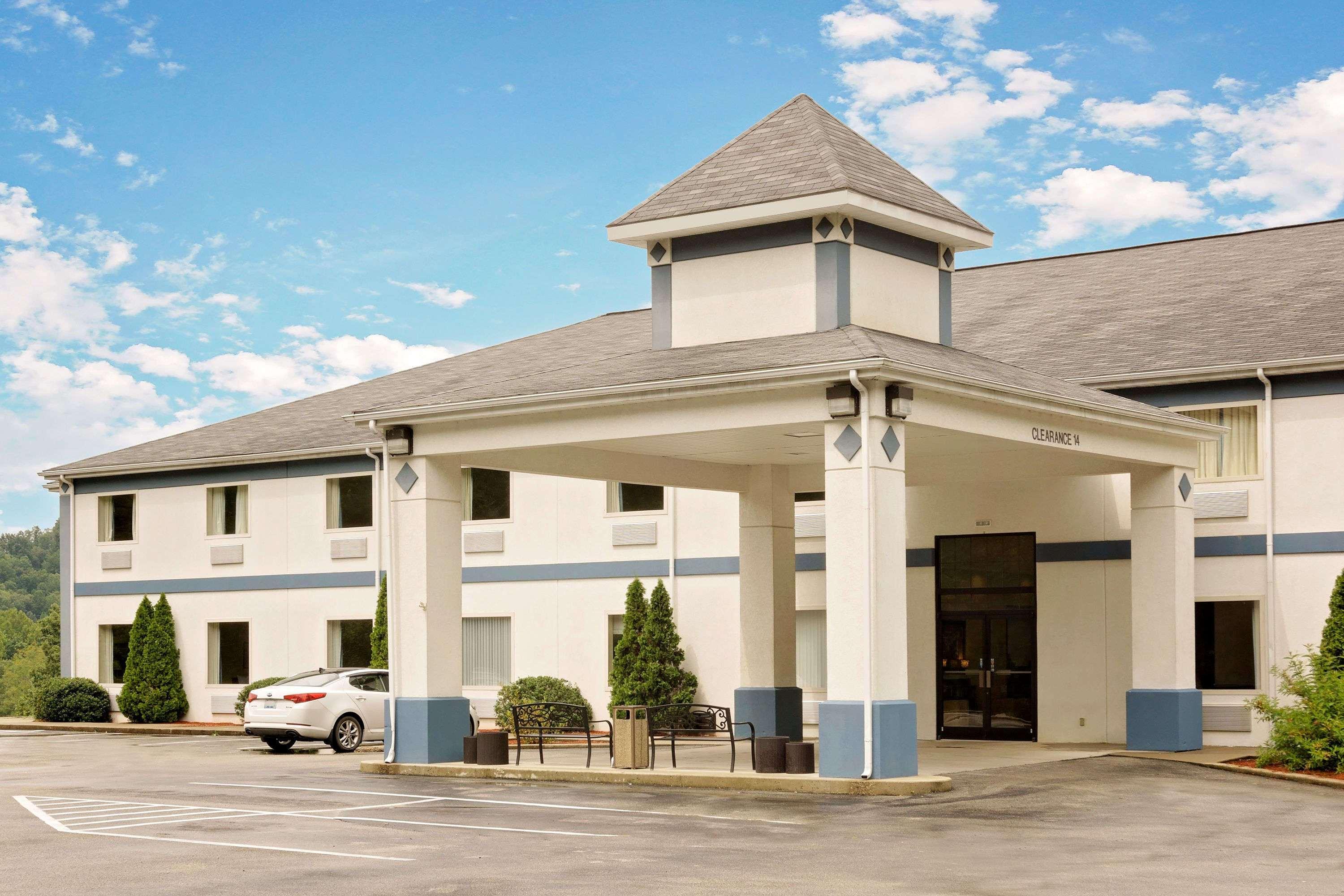 Magnuson Hotel West Liberty Екстер'єр фото