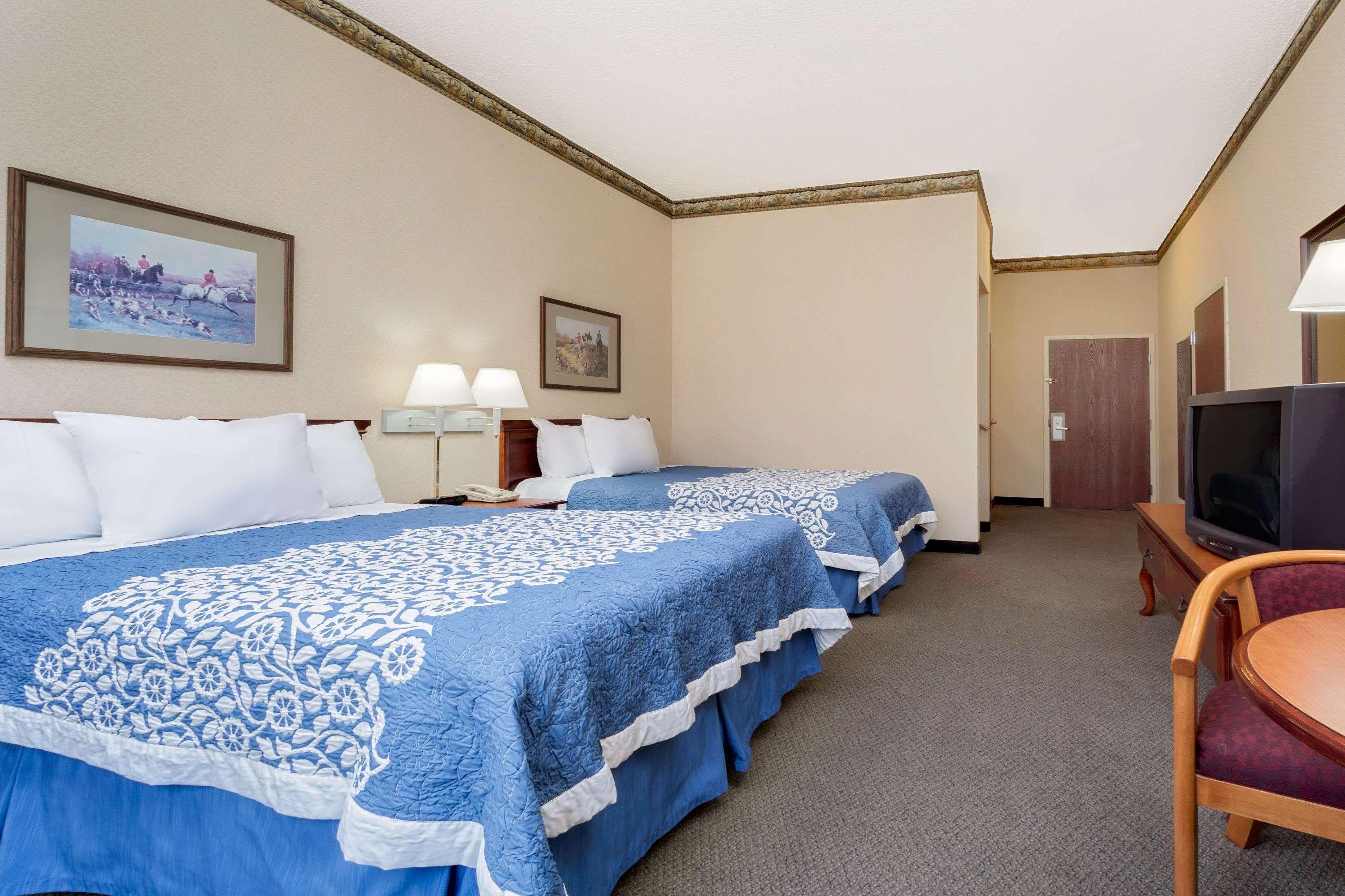 Magnuson Hotel West Liberty Екстер'єр фото