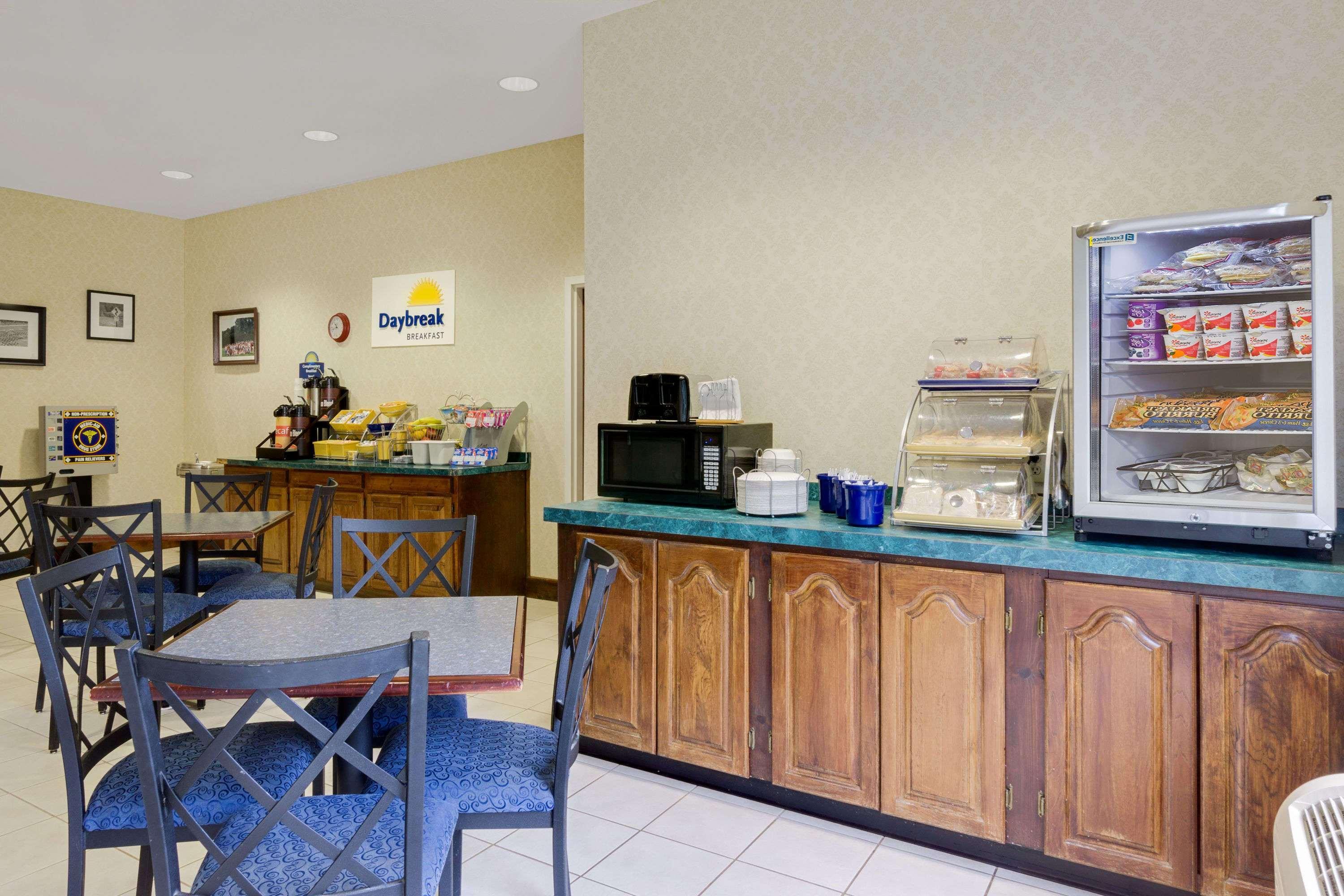 Magnuson Hotel West Liberty Екстер'єр фото