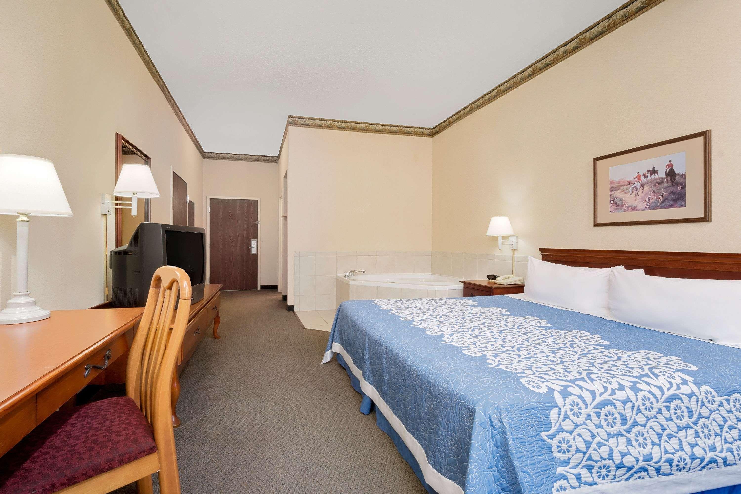 Magnuson Hotel West Liberty Екстер'єр фото