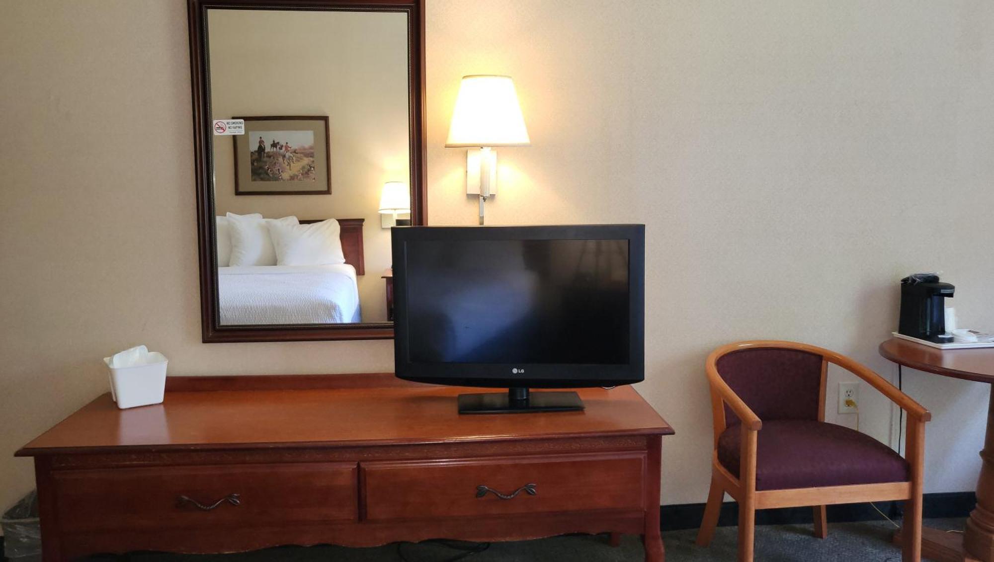Magnuson Hotel West Liberty Екстер'єр фото