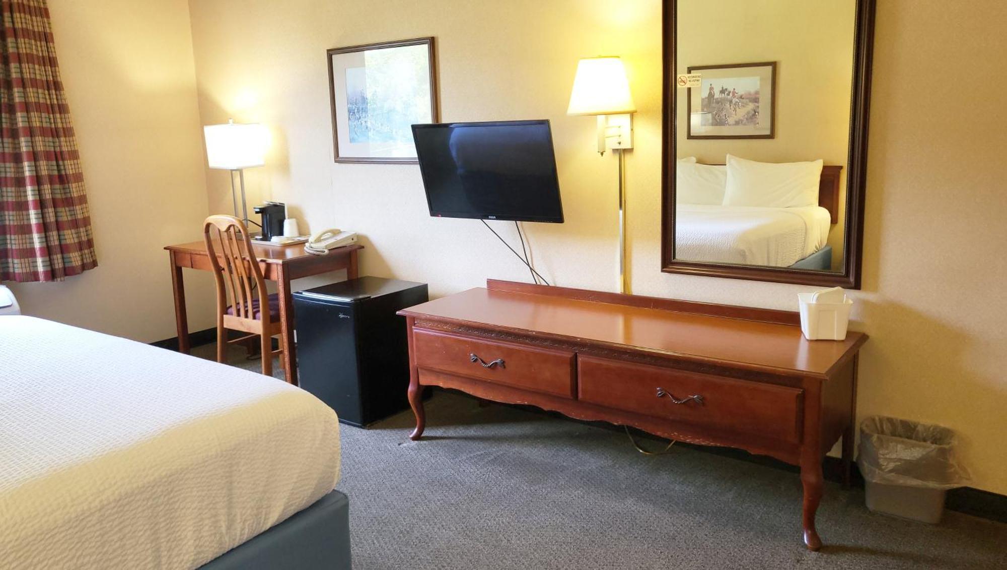 Magnuson Hotel West Liberty Екстер'єр фото