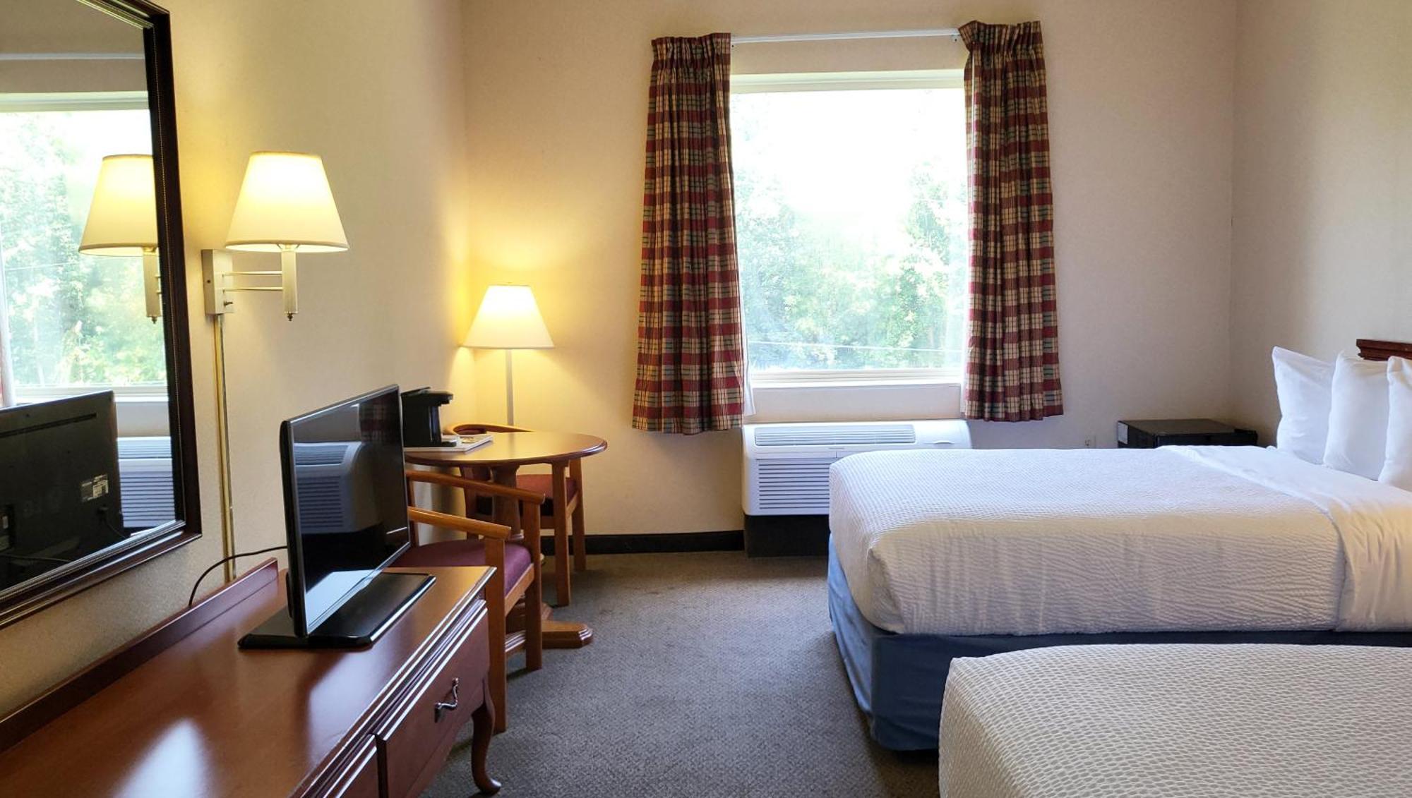 Magnuson Hotel West Liberty Екстер'єр фото